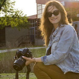 Photographer specializes in product, food, family, wedding, and events photography.
