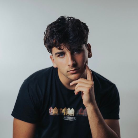 I am a young photographer / videographer that is ready to tell stories through picture, in a unique, creative way.